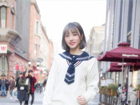 约19岁的漂亮学生妹穿透视制服在天桥拍摄却误入刺激战场[补录]